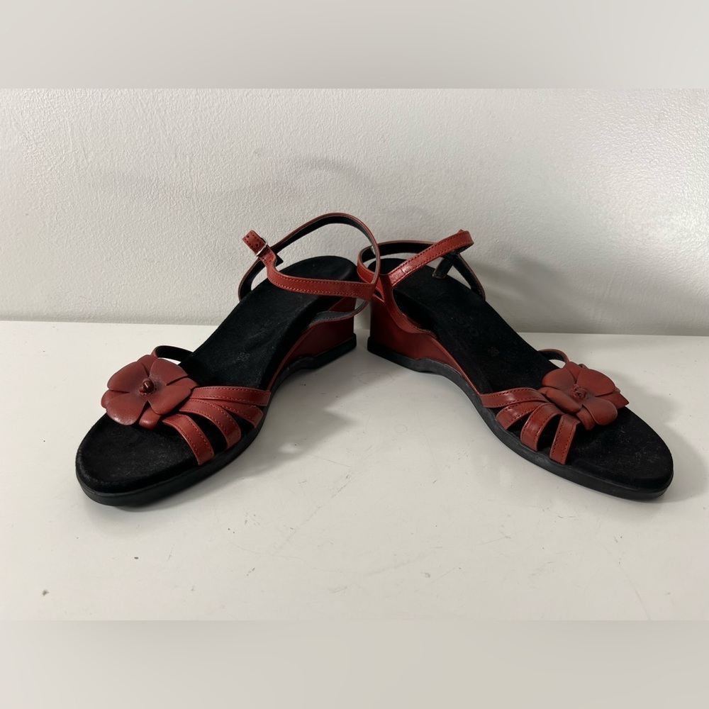 Mephisto Womens Sz 38 EU 7 US Wedge Heel Flower  Sandals Red Black Leather